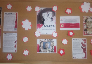 Gazetki na korytarzu szkolnym zawierająca informacje na temat długo ukrywanej historii bohaterów podziemia antykomunistycznego